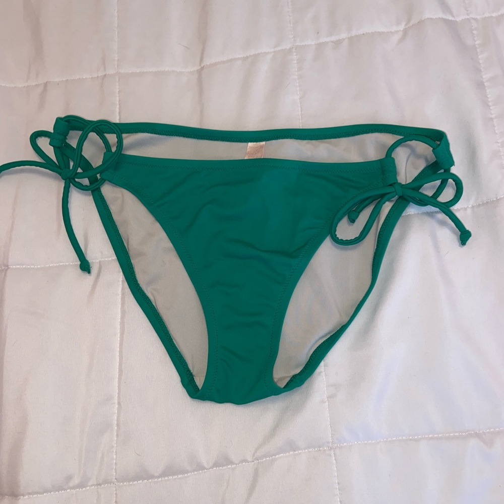 VSwoman’s bikini bottoms